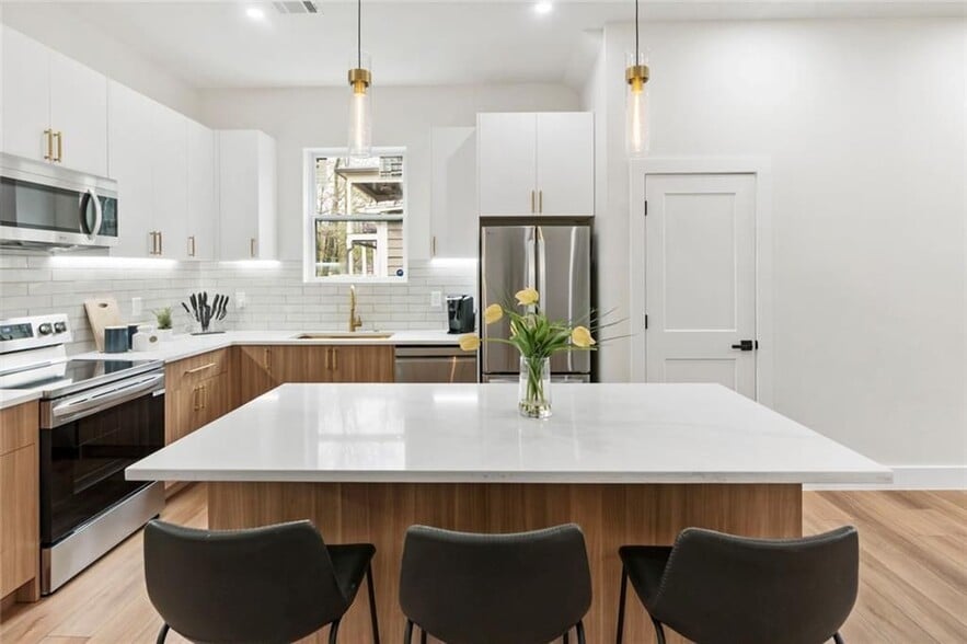 Building Photo - 582 Hope St SW