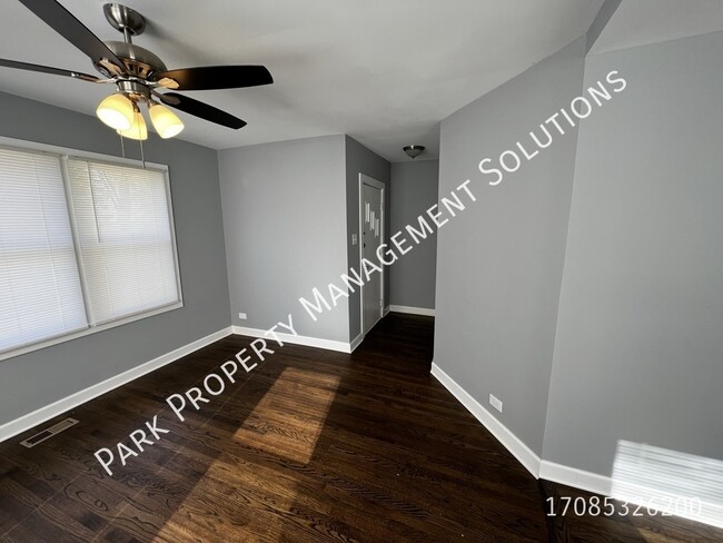 Building Photo - Oak Lawn - 3 Bedroom Single Family Home