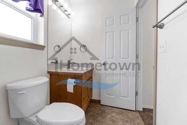 Building Photo - 3 Bedroom 2 Bathroom Home with Attached 2 Car Garage Available in Coeur d'Alene!