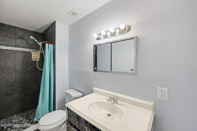 Building Photo - 2292 Lakeview Dr