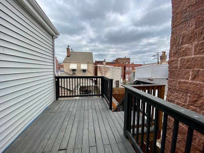 Building Photo - 2335 Sarah St