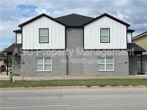 Building Photo - 955 S Benchmark Ln