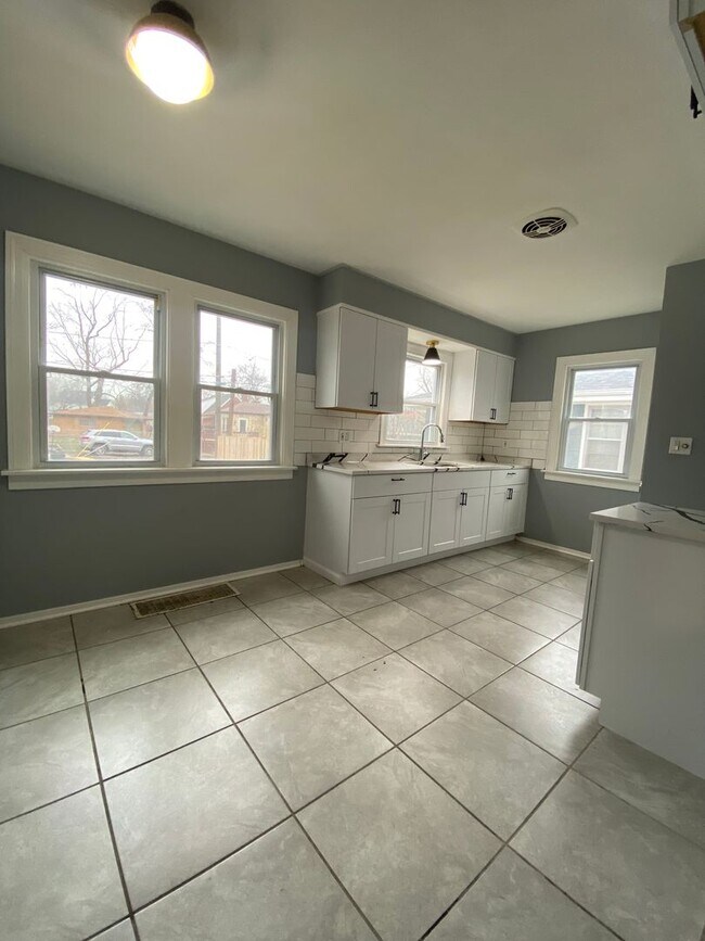Building Photo - HOUSE FOR RENT IN LANSING !!