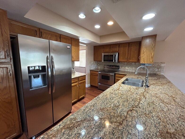 Building Photo - 12138 S Tomi Dr