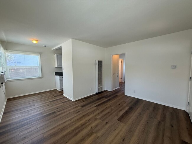 Building Photo - Remodeled Tujunga House