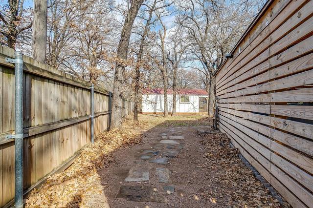 Building Photo - 1809 Whispering Oaks St