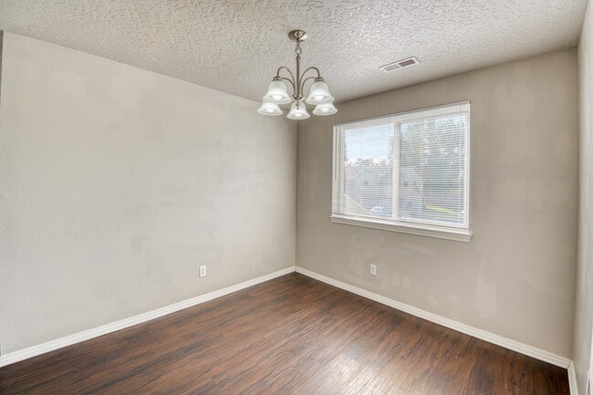 Building Photo - 1438 N Bluff Pl