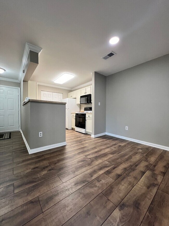 Building Photo - This 2-bedroom, 2-bathroom gem offers the ...