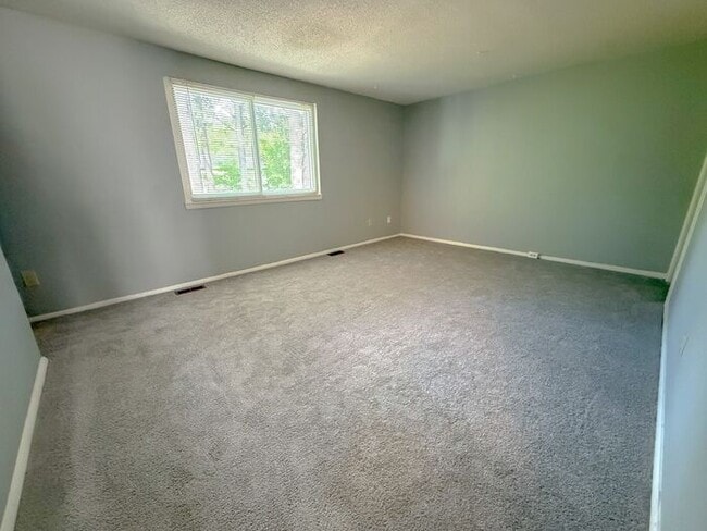 Building Photo - Move-In Ready North Raleigh Townhome Near I-440 & I-540
