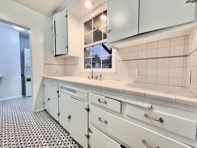 Building Photo - 1232 Ridgeley Dr