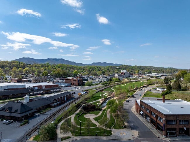 Building Photo - 220 Highland Ave