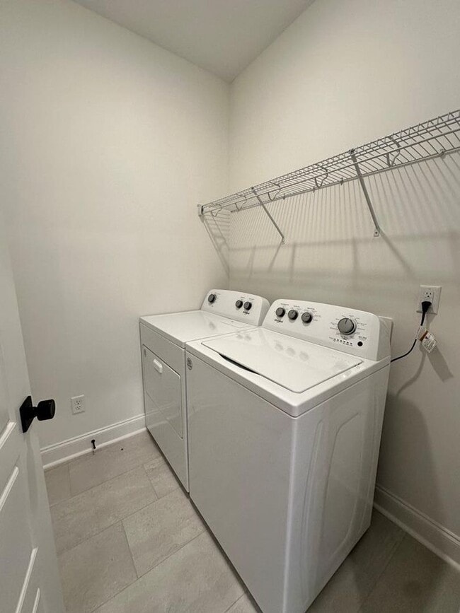 Building Photo - 3 Bed 3.5 Bath in Desirable Meadow Crest Neighborhood!