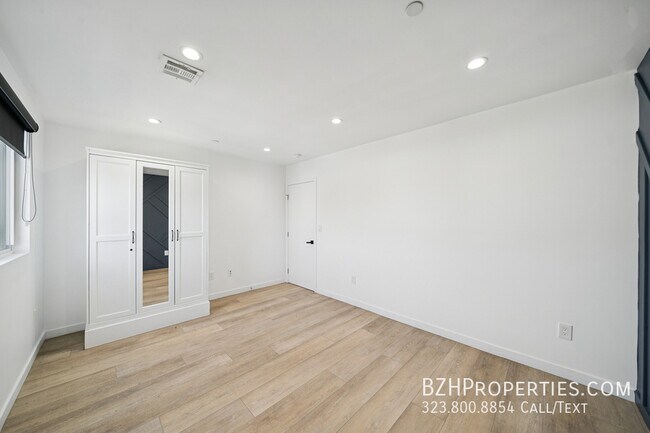 Building Photo - 835 N Harvard Blvd