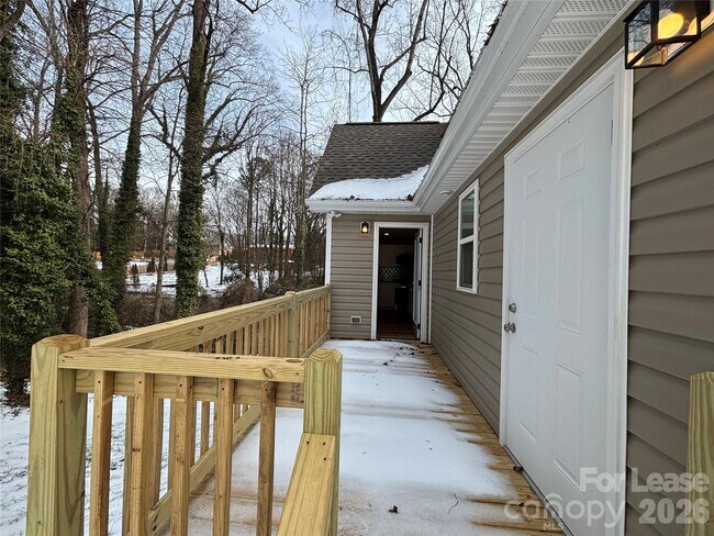 Building Photo - 931 E Front St