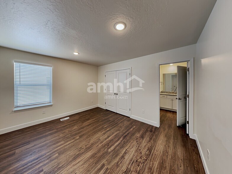 Building Photo - 2339 Frontier St