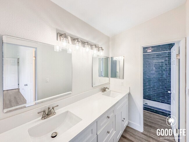 Building Photo - Renovated 3BD/2.5BA Condo in Chula Vista with Fireplace, W/D & Private Balcony
