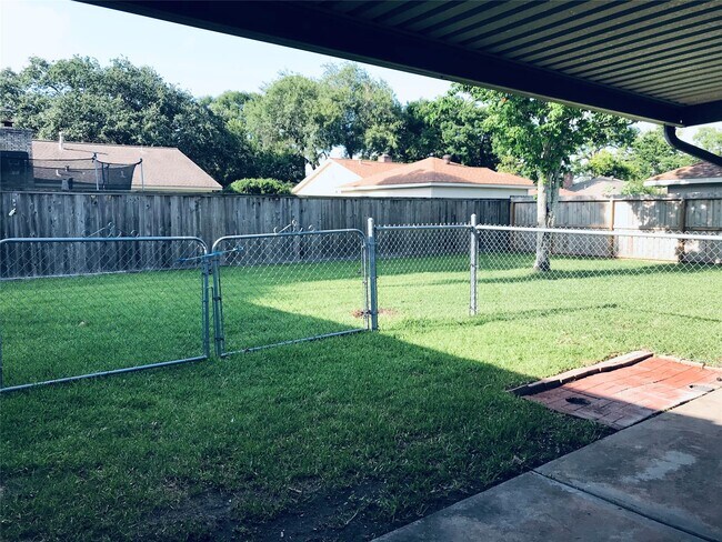 Building Photo - 3110 Springhill Dr