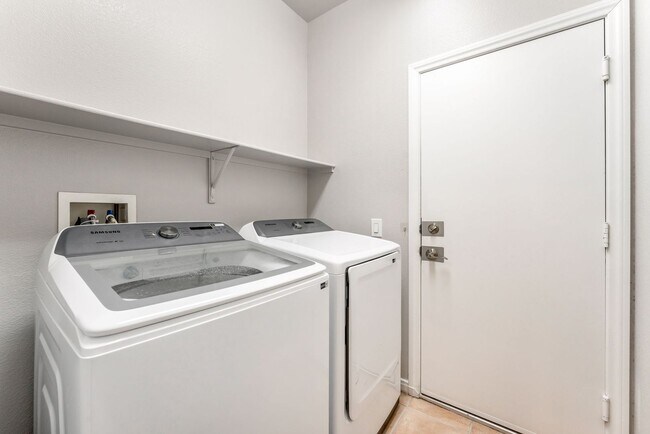 Building Photo - SUMMERLIN HOME, 3 BEDROOMS, LARGE BACKYARD, MINUTES FROM DOWNTOWN SUMMERLIN