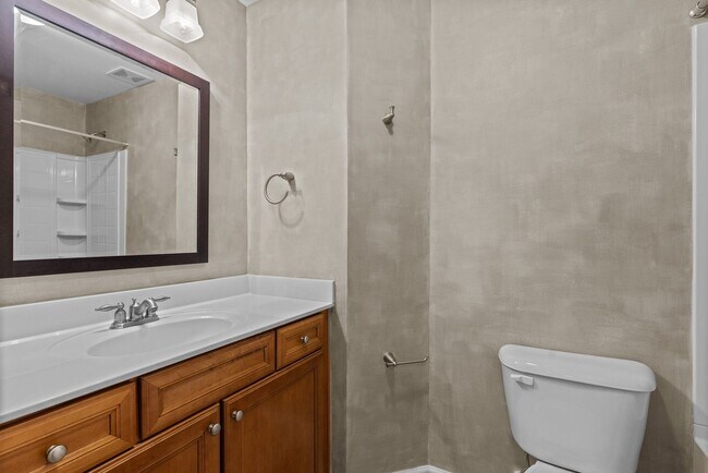 Building Photo - Gorgeous 3 Bedroom Townhome w/ Premium Finishes & Amenities - Pet Friendly!