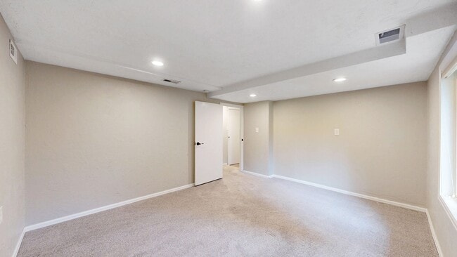 Building Photo - Amazing 4 Bed/3 Bath SFH Backing to Walnut...