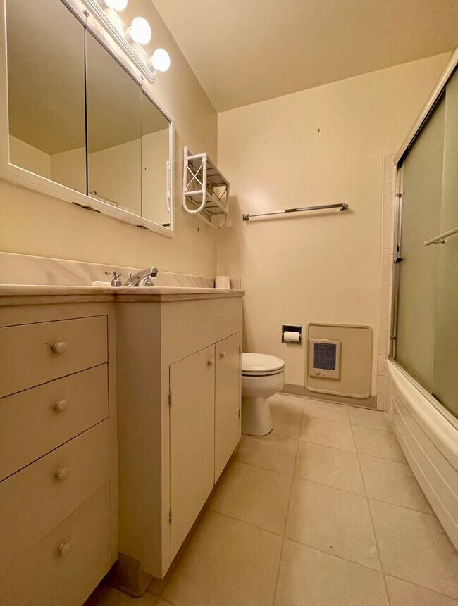 Building Photo - Stunning Two-bedroom In SW Portland~ Great...
