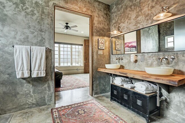 Building Photo - 808 Coronado St