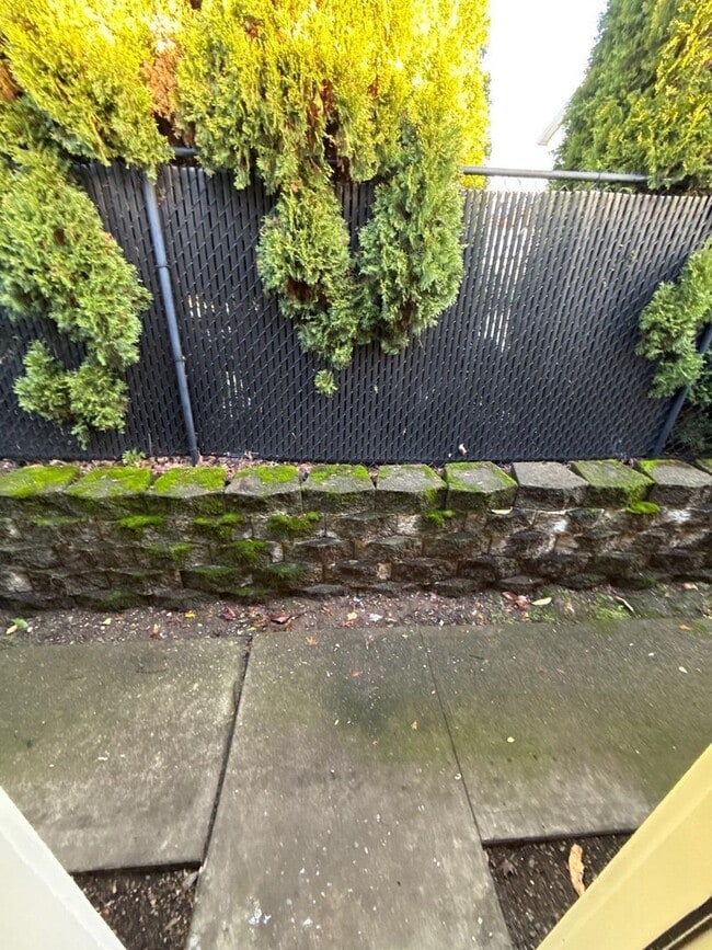 Building Photo - 239 Kearney St S