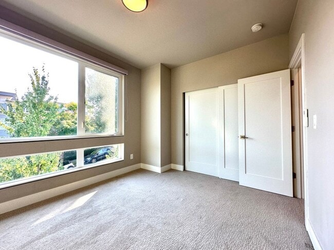 Building Photo - 2Bd/2.5Ba Kirkland Townhouse