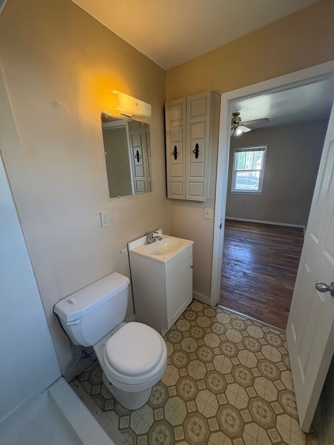 Building Photo - 1 bed 1 bath house