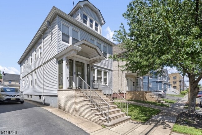 Building Photo - 144 Bellevue St