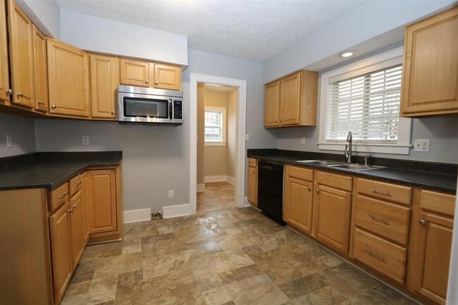 Building Photo - Updated 3 bedroom South Bend, IN Home