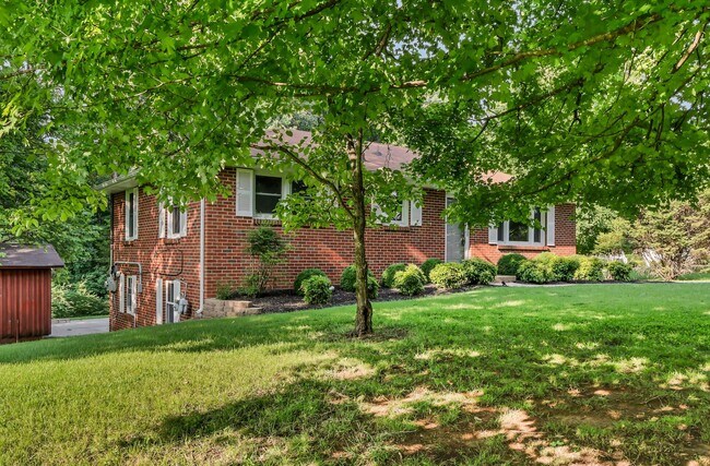 Building Photo - 613 Channell Dr