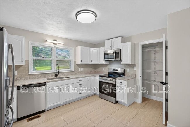 Primary Photo - 106 Keloy St