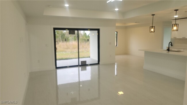 Building Photo - 915 Panda Dr