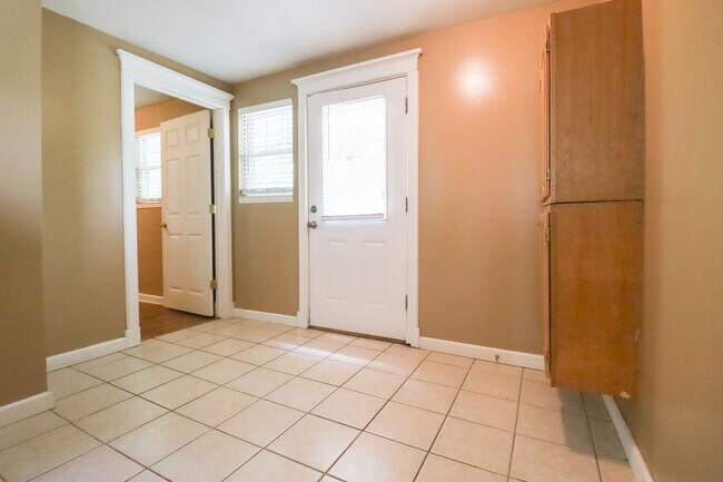 Building Photo - 3 Bed 1 Bath in beautiful location!