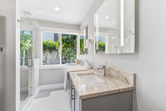 Building Photo - 165 1st St E