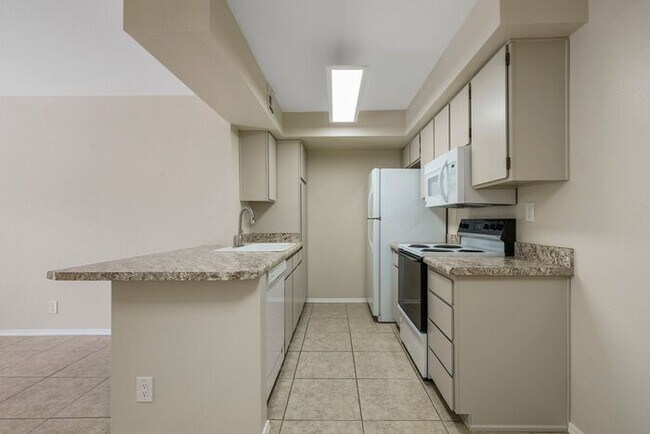 Building Photo - COMING SOON! Spacious 1 Bed 1 Bath Condo i...