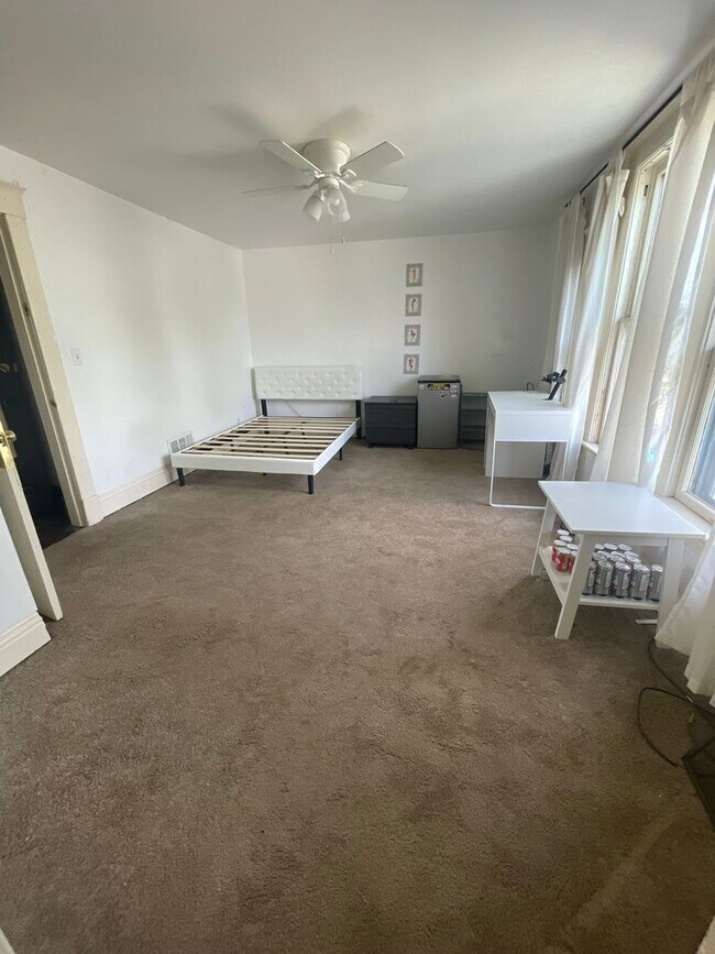 Building Photo - 841 E University Ave