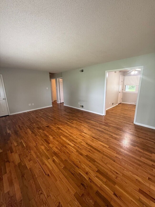Building Photo - Charming 3-Bedroom, 3-Bathroom Farmhouse outside of Sturgeon MO - just 15 minutes from Columbia!