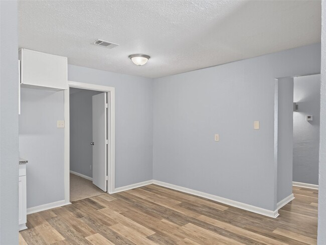 Building Photo - 5427 Willow Glen Dr