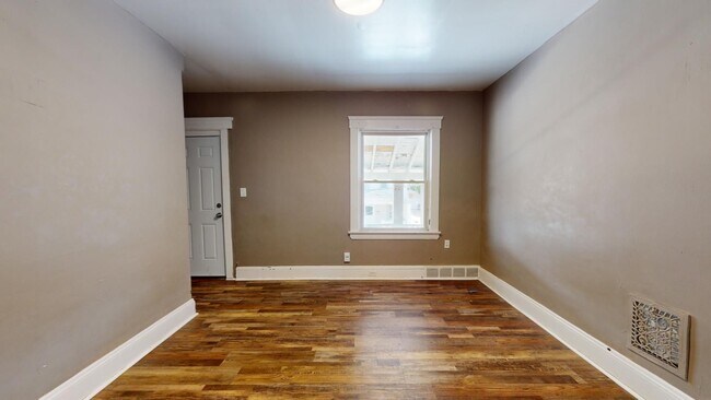 Building Photo - 4104 Clybourne