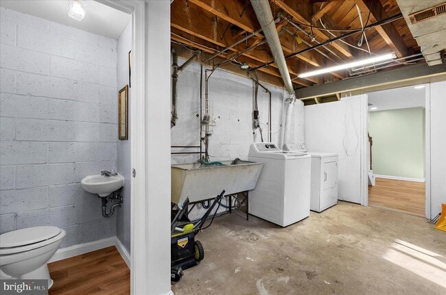 Building Photo - 312 Small Ct