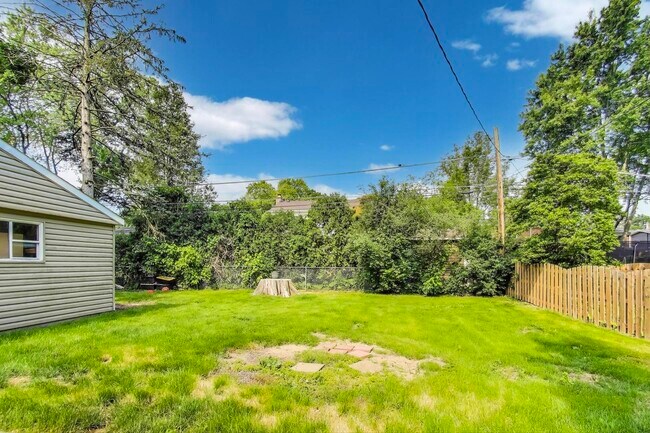 Building Photo - 950 N Haddow Ave