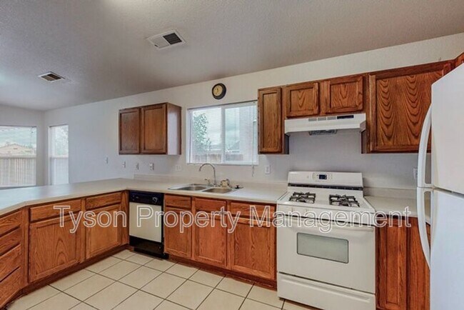 Building Photo - 633 Valley Meadows Dr