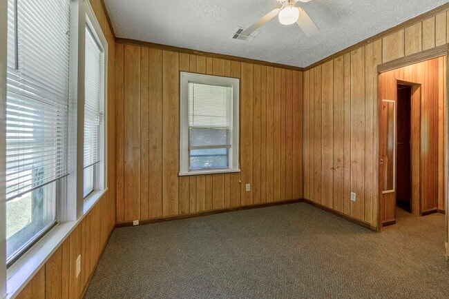 Building Photo - 220 NE 3rd St