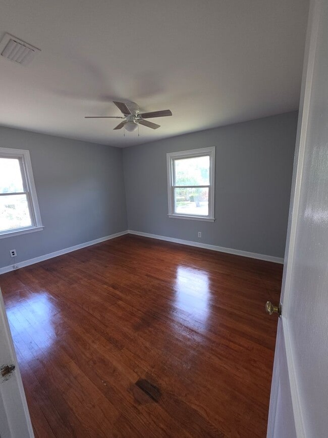 Building Photo - 3 Bedroom, 1 Bathroom Rental