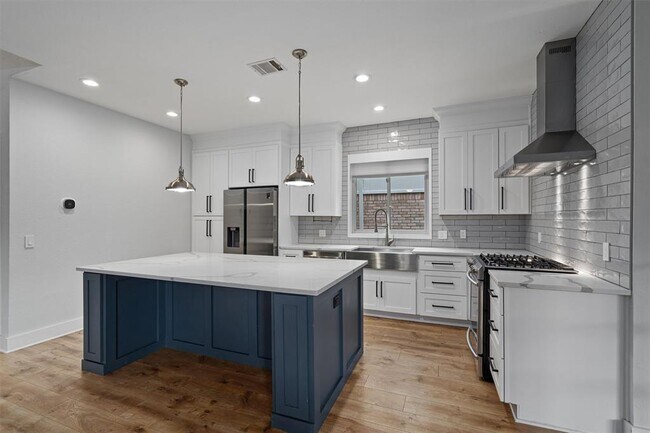 Building Photo - 1203 Thackeray Ln