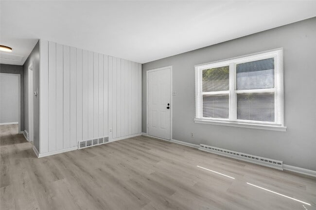 Building Photo - 2809 S River Rd