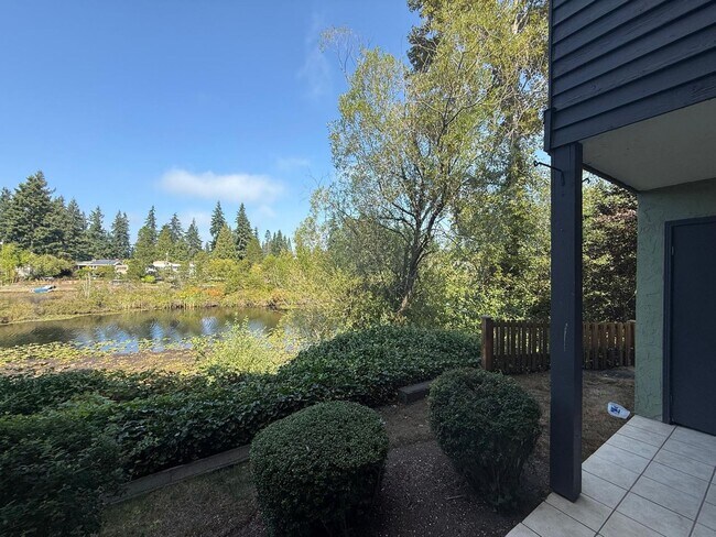 Building Photo - 2 Bedroom 2 Bathroom Sits Right on the Sho...