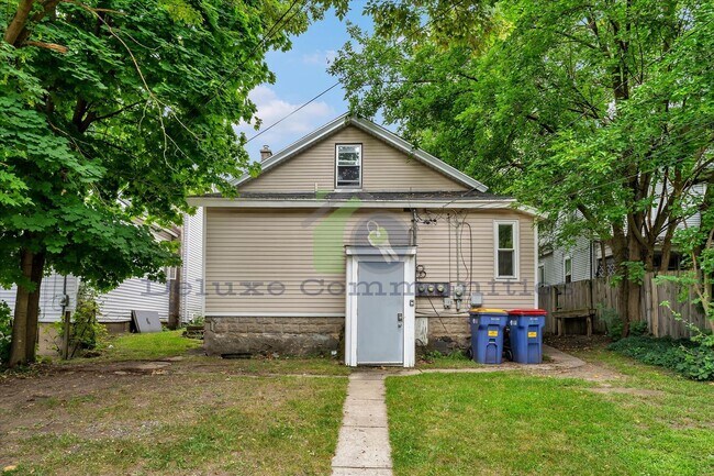 Building Photo - 636 Livingston Ave NE